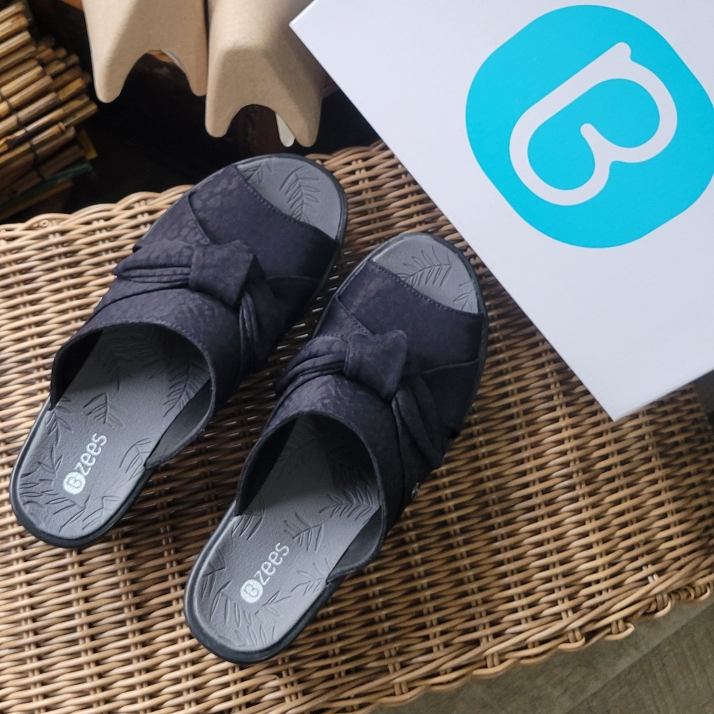 BZEES Smile, Black Size 11 M Sandals